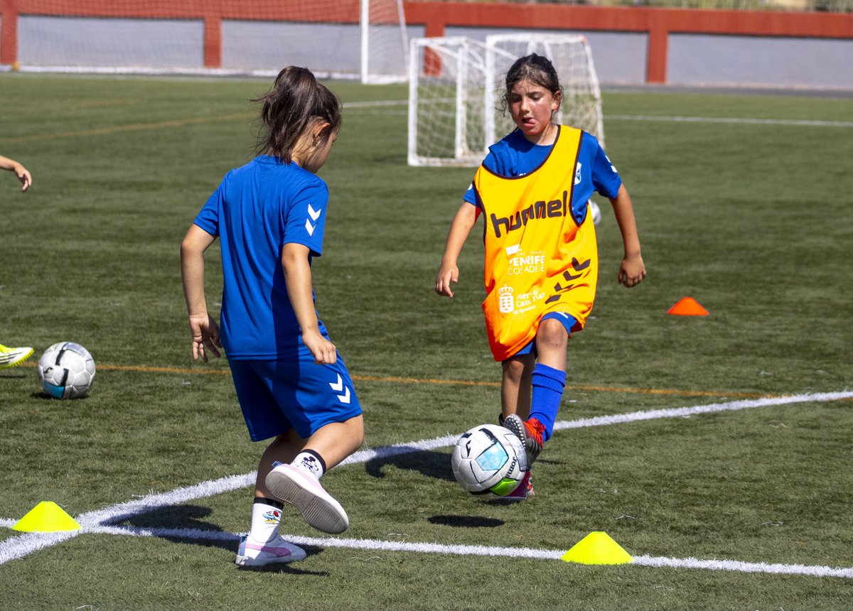 CDTFemenino's tweet photo. 🤍💙 |FUNDACIÓN| Éxito rotundo en el clinic de la Fundación Canaria Tenerife Costa Adeje en el sur de Tenerife. 

🙌🏻⚽️ Más de una veintena de niñas cierran un fin de semana de aprendizaje, tecnificación y convivencia en el Campo de Fútbol de Armeñime del municipio de Adeje.

🔗 Más información en este enlace: https://t.co/uVECwvIkjw

#UnMismoLatido #CostaAdejeTenerife #CDTFemenino