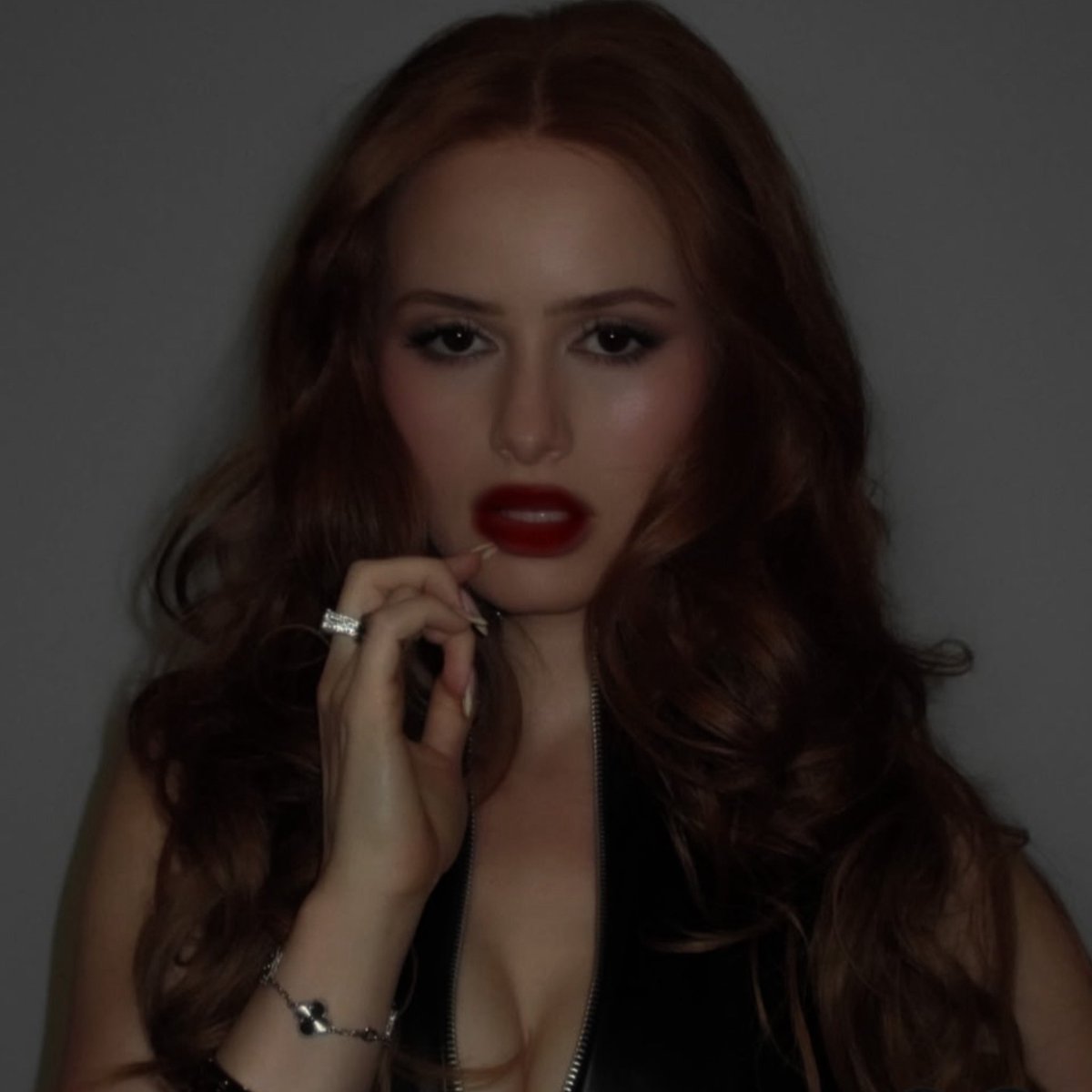 HELLBOMBCHELL's tweet photo. Happy Sunday 🖤 https://t.co/cxGWO1eJkJ