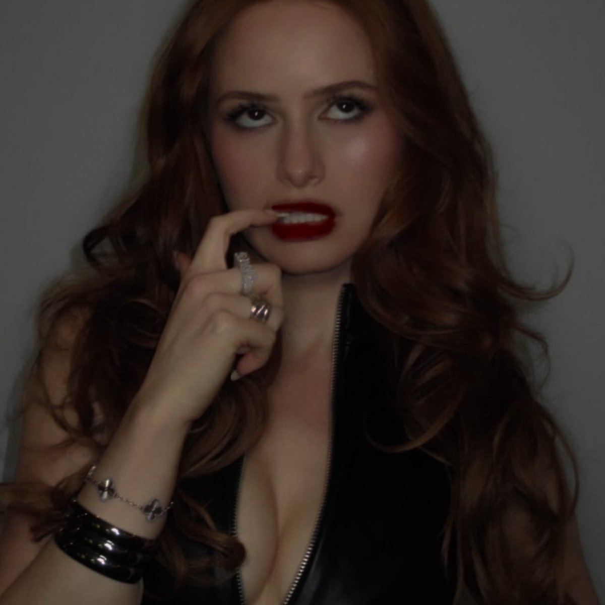 HELLBOMBCHELL's tweet photo. Happy Sunday 🖤 https://t.co/cxGWO1eJkJ