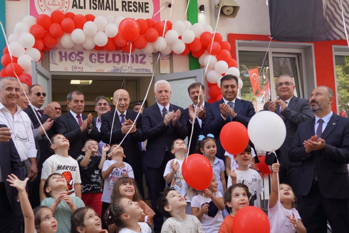 bahcelievlermem's tweet photo. BASIN AÇIKLAMASI

Türkiye Yüzyılı Maarif Modeli’nin bizlere sunduğu geniş ufukla, köklerinden ilham alan, çağın bilgisiyle donanmış ve yüksek karakterli nesiller inşa etmeyi en kutlu vazifemiz biliyoruz. Eğitim bizim için müfredatı aktarmanın ötesinde; evlatlarımızın ruhuna dokunarak onların çok yönlü gelişimini sağlamaktır. Bu hassasiyetle kültürü ve sanatı, çocuklarımızın duygu dünyasını besleyen ve onları geleceğe çok daha güçlü hazırlayan yapı taşları olarak konumlandırıyoruz.

Eğitimi sadece akademik bir süreç olarak değil, sanatı ve kültürü çocuklarımızın sosyal ve duygusal gelişiminin tam merkezine yerleştiren bir yolculuk olarak görmekteyiz.

İstanbul İl Millî Eğitim Müdürümüz Sayın Murat Mücahit Yentür’ün ilham veren kapsayıcı yönetim anlayışı ve derinlikli eğitim vizyonu, Bahçelievler İlçe Millî Eğitim Müdürlüğü olarak bizlere büyük güç vermektedir.

Geleceğimizin teminatı olan evlatlarımız için ortak bir ideal etrafında birleşiyor; Sayın Müdürümüzün insana değer veren, yenilikçi ve ufuk açıcı liderliğinde omuz omuza yürümekten büyük bir gurur duyuyoruz.

İl Millî Eğitim Müdürümüz Sayın Murat Mücahit Yentür’ün öğrencilerimize, öğretmenlerimize ve velilerimize yönelik hoşgörülü, özverili ve yenilikçi çalışmalarını daima destekliyor; kendisine yürekten teşekkürlerimizi sunuyoruz.

@tcmeb @Yusuf__Tekin 
@istanbulilmem @MucahitYentur @muradserif