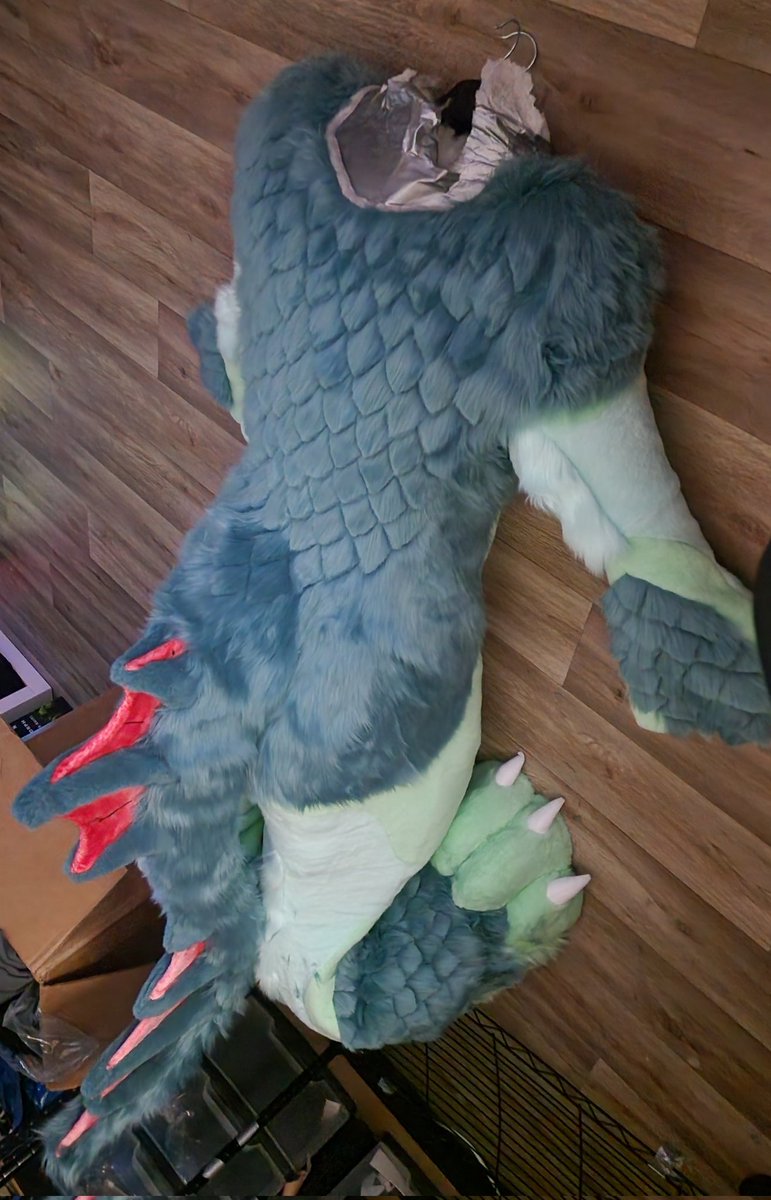 FurNEkkoCr's tweet photo. The fursiuiz body is complete, including a few scales on the lower legs, arms, and back https://t.co/Lz8ujPH6WL