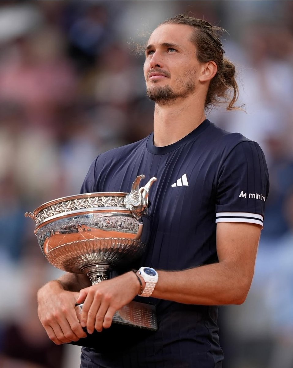 Andreaversace's tweet photo. Zverev conquistó su primer Grand Slam en Roland Garros al vencer a Flavio Cobolli  por 6-1, 4-6, 6-4, 6-7 (5) y 6-1
Es su titulo número 25 y se ubica en el puesto 3 del ranking mundial.
Lo lograste @AlexZverev 💪🏼🏆

📷 @rolandgarros https://t.co/J3BTjjNhqf