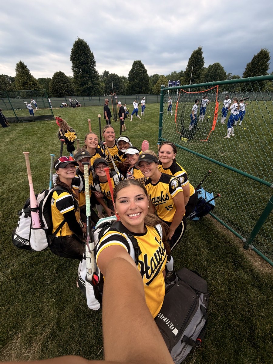 BellaCosta2027's tweet photo. Excited to be back together with my @Ohiohawks09King girls💛 We came up a little short this weekend going 2-2 but time to reset and get ready for Top Gun in KC later this week🖤 Working to get 1% better each day! 

Weekend stats:
BA .500
6 Hits
2 RBIs 
100%- FPCT

@GLHSsoftball @ExtraInningSB @TopGunEvents @LineDsoftball