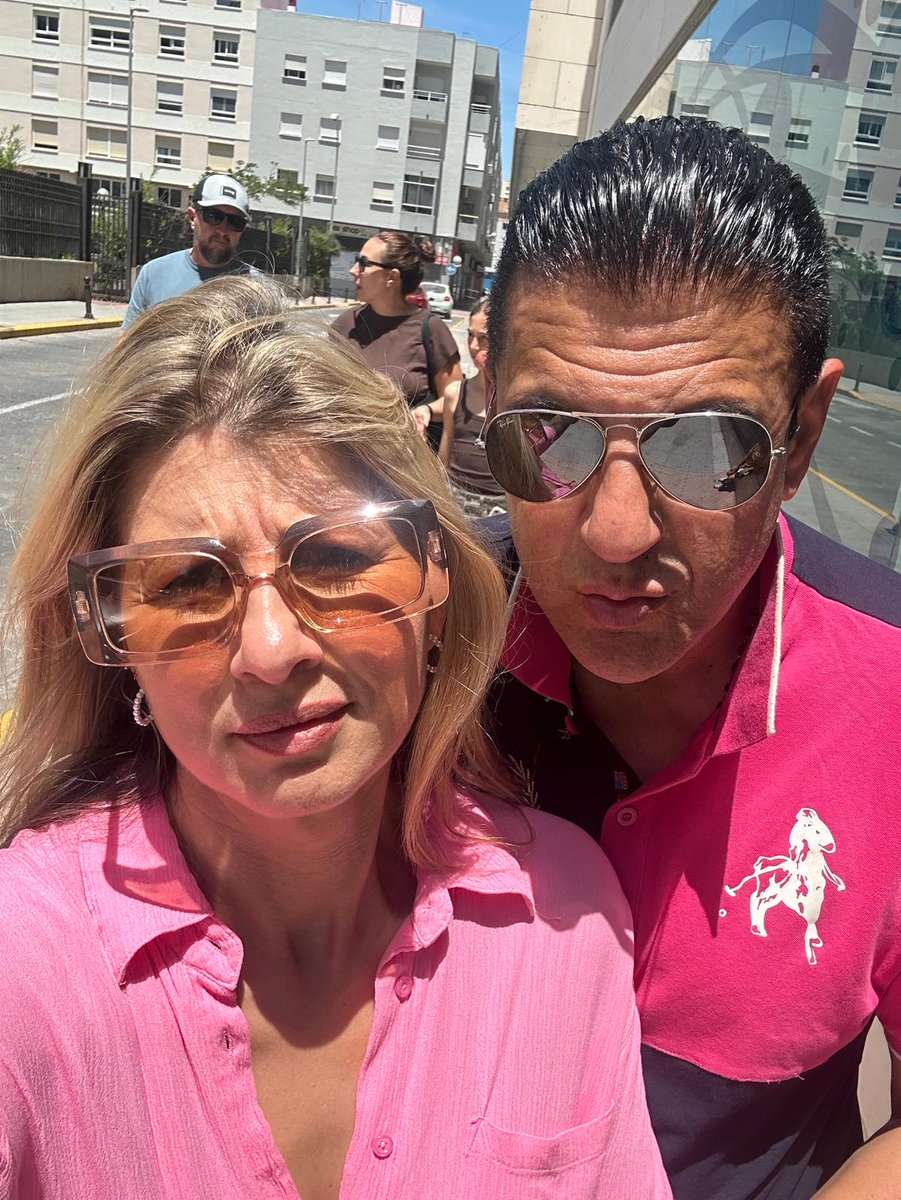 Curro99's tweet photo. No puedo con ella, me ha dado la tarde. Es la mujer de mi vida pero no veo con ella más ni un pitón. https://t.co/HxeUgYNpaM