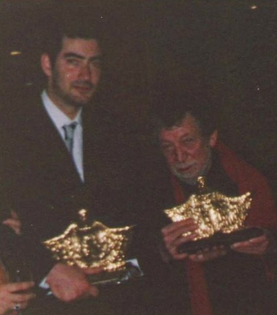 AliPINAR128's tweet photo. #MehmetUlusoy✨(1942-07.06.2005) 
Bir zamanlar... Güzel insanlar... Ve birlikte geçen üç sene. Işıklarda dinlen yorgun ustam. // Once upon a time... Beautiful people... And three years spent together... Rest in eternal light, my weary master. https://t.co/SktHPwAbEn