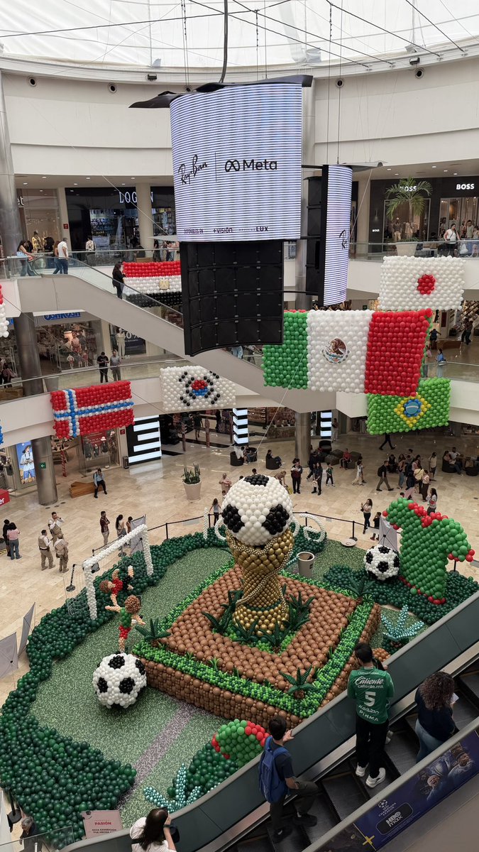 Costalito33's tweet photo. Que locura de adorno en plaza Galerías Guadalajara 🤯 https://t.co/rUqgV9jxyq