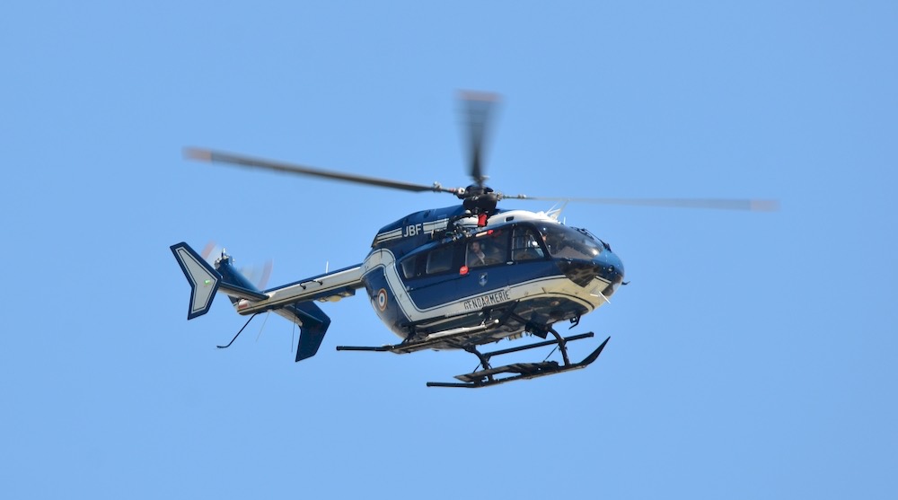 CerfiaFR's tweet photo. 🚨🇫🇷 ALERTE INFO | Un hélicoptère de la gendarmerie s’est écrasé cet après-midi à Sully-sur-Loire, dans un "terrible accident". Les secours sont actuellement sur place : au moins un gendarme est décédé, deux ont été blessés. https://t.co/M1Ftb0sc8s