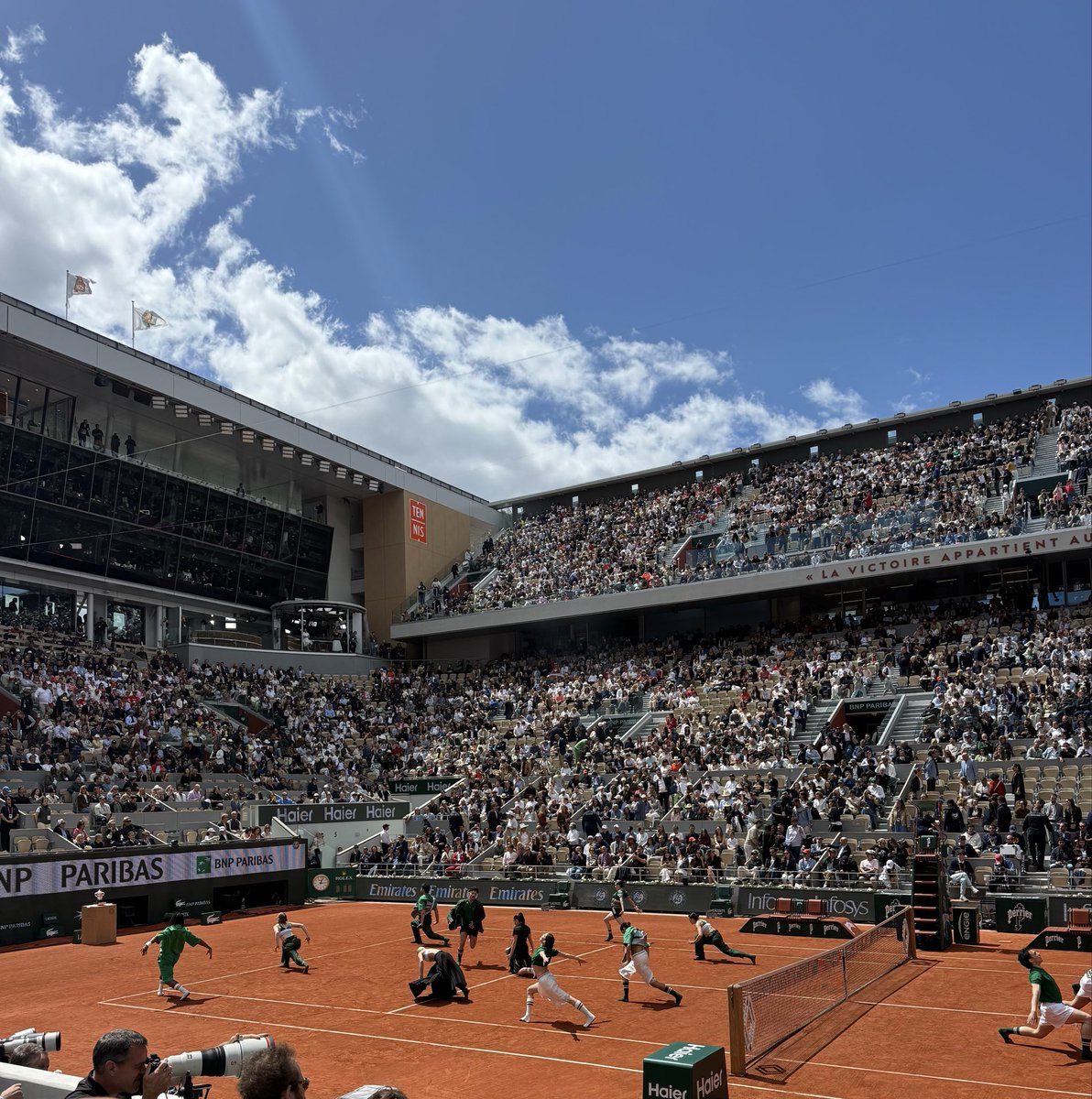 WRenard's tweet photo. Week-end de finales à Roland-Garros ! 🎾🏆

Terre battue 🧡, lunettes de soleil 🕶️ et ambiance Grand Chelem ✨
Week-end validé ✔️🎾☀️

#RolandGarros #Finales #Tennis https://t.co/1tdvOQAO8F