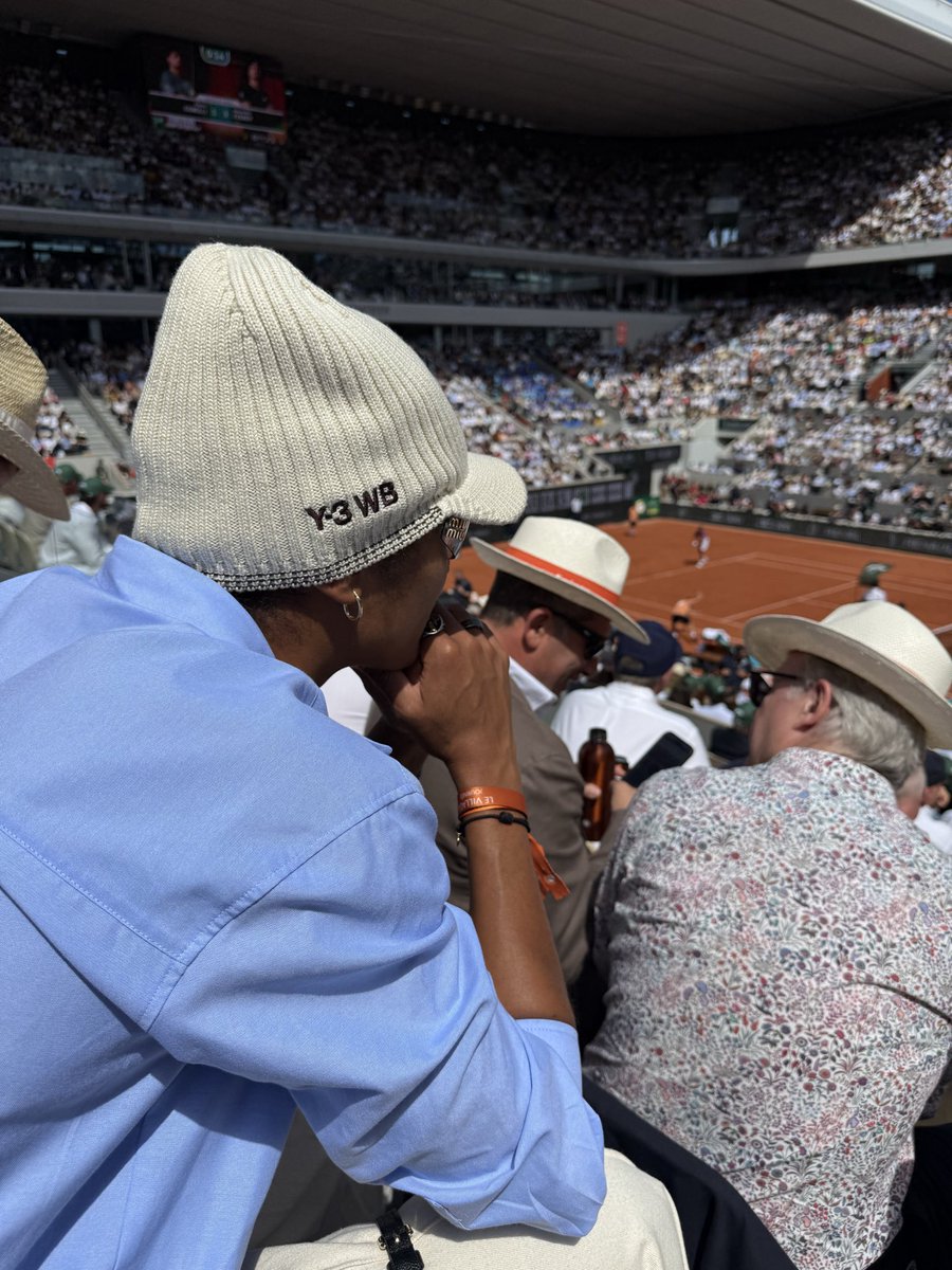 WRenard's tweet photo. Week-end de finales à Roland-Garros ! 🎾🏆

Terre battue 🧡, lunettes de soleil 🕶️ et ambiance Grand Chelem ✨
Week-end validé ✔️🎾☀️

#RolandGarros #Finales #Tennis https://t.co/1tdvOQAO8F