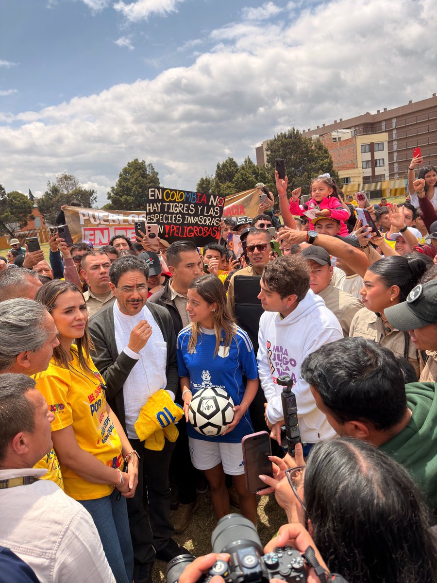 trianavjuli's tweet photo. Qué lindo evento tuvimos hoy en Bosa ⚽️. Admiro a Antonella por la capacidad que tiene para darle lecciones de amor y dignidad a un país que a veces solo tiene odio. Que Colombia tenga jóvenes como ella es una razón más para luchar y vencer 🫰🏻💚 https://t.co/VRPFAiadJB