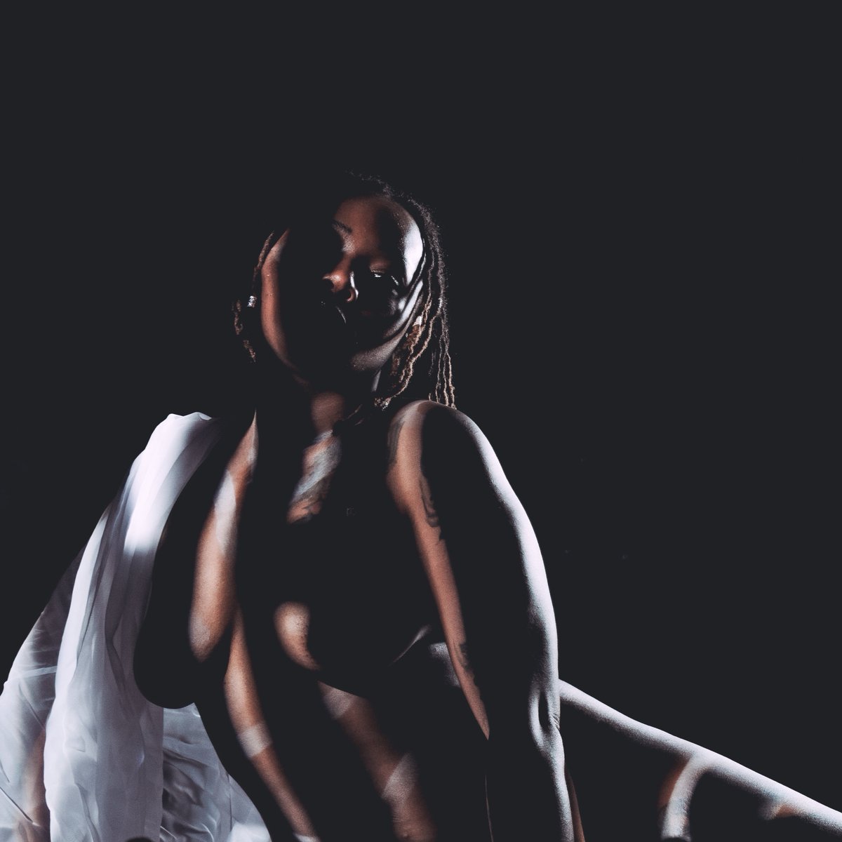 MJsuttonKTS's tweet photo. @AlmasiNyeusi doing her thing!

#fineartnude #nude #photography https://t.co/MAhcvDou8H