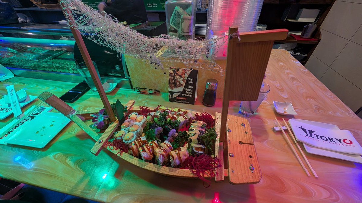 RedgraveMorgan's tweet photo. Date day with the wife at Tokyo Steakhouse and Sushi Bar(don't know their twatter handle). Look how pretty that boat is! #sushi https://t.co/m2I0eJcp0K