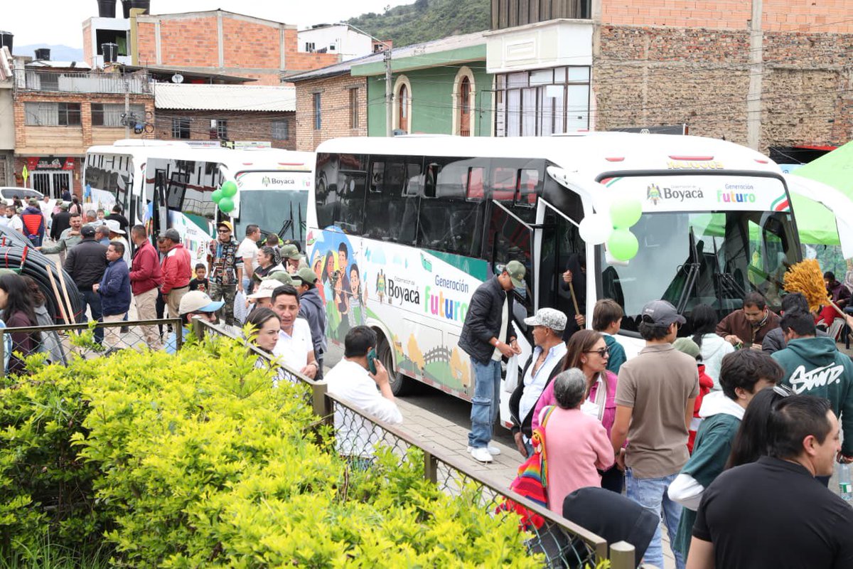 CarlosAmayaR's tweet photo. Terminamos este homenaje a las y los campesinos haciendo realidad el sueño de cientos de niñas y niños que viven en la ruralidad 💚.

Entregamos tres buses escolares para los municipios de Chita, Socotá y Rondón. 

Una inversión de $1.700 millones destinada a mejorar las condiciones de acceso y permanencia en la educación.

Todo nuestro agradecimiento al Gobierno nacional por el trabajo conjunto que sigue haciendo grande a Boyacá. 

Que vivan las niñas y los niños de nuestra hermosa tierra 💚💜🤍.