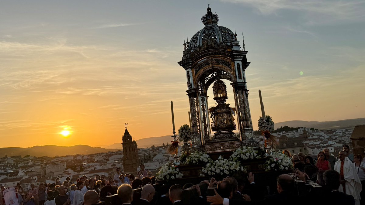 AytoAntequera's tweet photo. ⛪️ Procesión del Corpus Christi en Antequera, la ciudad se cita con la tradición

El alcalde @manolo_baron, y el Pendón de la Ciudad, presentes en el cortejo procesional

San Juan se convierte en escenario de la eucaristía y procesión de esta festividad

#Antequera es #MásCiudad https://t.co/BTaKne1TiT