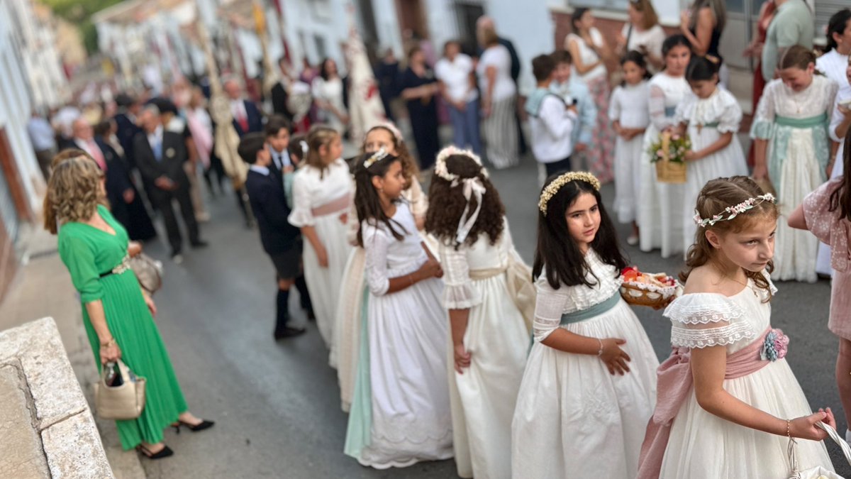 AytoAntequera's tweet photo. ⛪️ Procesión del Corpus Christi en Antequera, la ciudad se cita con la tradición

El alcalde @manolo_baron, y el Pendón de la Ciudad, presentes en el cortejo procesional

San Juan se convierte en escenario de la eucaristía y procesión de esta festividad

#Antequera es #MásCiudad https://t.co/BTaKne1TiT
