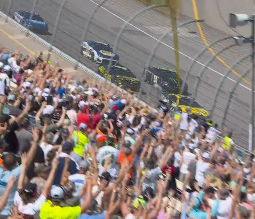 STaranto92's tweet photo. Lap 8 salute to Kyle Busch from the Michigan crowd https://t.co/K4DyM4EZnA