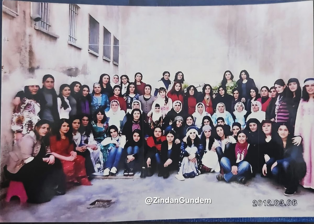 ZindanGundem's tweet photo. Kürt kadınları; direncin, emeğin, sevginin ve umudun adıdır. Her türlü zorluğa rağmen kimliğini, dilini ve kültürünü yaşatırken geleceğe ışık tutmaya devam ediyorlar.

Onların hikâyeleri yalnızca mücadeleyi değil; aynı zamanda cesareti, dayanışmayı ve yaşamı yeniden kurma+++ https://t.co/m7UW2qoIdz