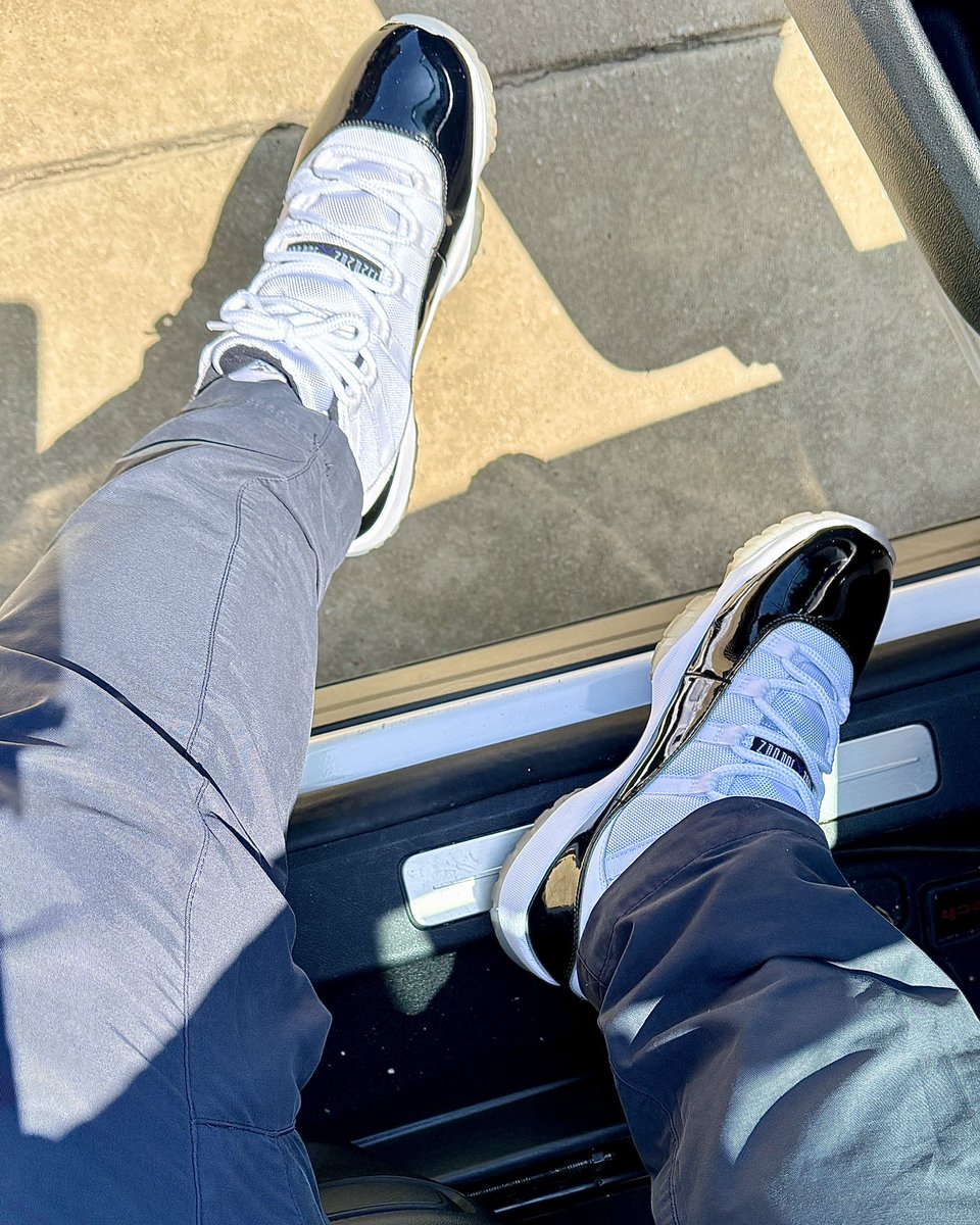 p_kicks23's tweet photo. Hey @Nike @Jumpman23 it’s my birthday month and to celebrate, I’m rocking my fav Jordan silhouette all month long!! 

Today’s on 👣 from  your friendly neighborhood mailman 📬

Day 7/30

Air Jordan 11 “Concord”
Color: White/Black-Dark Concord
Style Code: 378037-100
Release Date: December 8, 2018
Price: $220