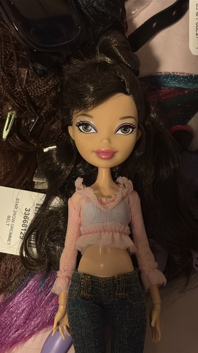 noteviltysun's tweet photo. Selling mattel bratz melody/jade or tranding her only for a complete monster high Pennywise doll. https://t.co/pYxV5lv0Uz