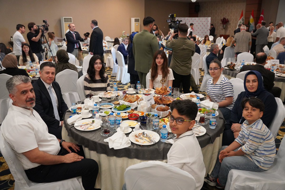 TC_ErbilBK's tweet photo. Erbil’de misafirlerimizi kahvaltı sofrasında ağırladık. 

#DünyaKahvaltıGünü kapsamında Erbil'de 
IKBY yetkilileri, Türkmen soydaşlarımız, Erbil Uluslararası Maarif Okulu yönetici ve öğretmenlerimiz ve vatandaşlarımızla küresel bir fenomen haline gelen Türk kahvaltısı eşliğinde doyasıya sohbet ettik.  

Kıymetli sponsorlarımız ve Dedeman Erbil Oteli’ne teşekkürlerimizle...

...

لە هەولێر پێشوازیمان لە میوانەکانمان کرد بۆ سەر سۆفرەی نانی بەیانی.

لە چوارچێوەی ڕۆژی جیهانیی نانی بەیانیدا، لە هەولێر لەگەڵ بەرپرسانی حکومەتی هەرێمی کوردستانی عێڕاق و هاوڕەچەلەکە تورکمانەکانمان و بەڕێوەبەر و مامۆستایانی قوتابخانەی نێودەوڵەتی مەعاریفی هەولێر و هاووڵاتیانمان، بەدەم خواردنی نانی بەیانی تورکی کە بووەتە دیاردەیەکی جیهانی گفتوگۆیەکی تێروتەسەلمان ئەنجامدا.

بە سوپاس و پێزانینەوە بۆ سپۆنسەرە بەڕێزەکانمان و هۆتێل دێدەمان لە هەولێر.