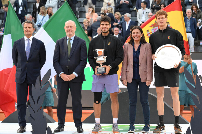 jmgmoron's tweet photo. Me he cruzado con este comentario de Binaghi, presidente de la Federación Italiana de Tenis, criticando a Alcaraz, que me parece bastante impropio y desafortunado, por no decir otra cosa.

🗣️ "A diferencia de Alcaraz, Sinner nunca se compraría un yate de 6 millones de euros. Hoy tenemos la suerte de tener un campeón caído del cielo, que muestra el camino y recuerda cada día la importancia del trabajo"

Lo primero, y dale con el yate de Alcaraz. ¿Qué habrá hecho Carlitos para que se le critique por comprarse lo que él quiere con su propio dinero? Jannik tiene coches de lujo, relojes de lujo, casas de lujo y mil cosas de lujo y él no critica eso de él.

Cada uno hace lo que le da la gana con su propio dinero y Carlos no tiene que pedir permiso ni perdón para gastárselo en lo que él quiera, faltaría más.

Más allá de la salida de tiesto de Binaghi, que como presidente de una Federación tan importante no debería hacer, puedes alabar a Sinner de mil maneras sin pegarle ningún palo a nadie.