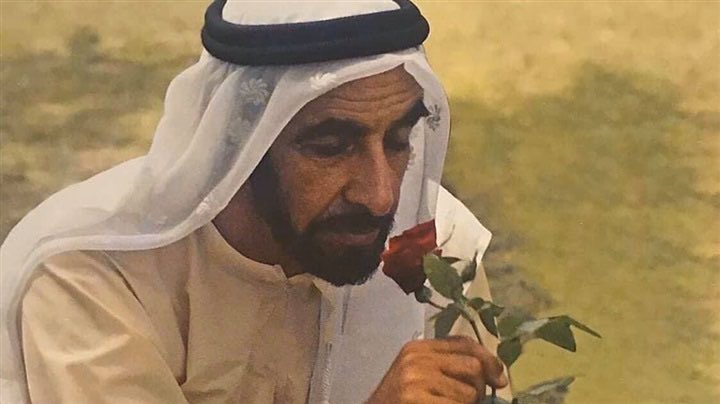 UAEmirates__'s tweet photo. وجْه الزّمان اللّي تعودّت أشوفهْ 
                   متبَسّمٍ والعيدْ كلّهْ أمَاني 
عِيد الجُلوس اليومْ هلّتْ طُيوفهْ 
          وعَادَتْ وفي يومهْ نزفّ التهَاني 
للّحَاكمِ اللّي لوْ كتبْنا حُروفهْ 
            باعدادْ مجْدهْ مَا ترومْ المعَاني 
الشيخْ زايدْ لي عَلينا كُفوفَهْ 
               جودٍ وإحْسانٍ وظلّ وأمَاني
على بلادهْ مَا نعدّ امعْروفهْ 
          متوَاصلٍ كالغيثْ أوّلْ و��اني 
ولولاهْ إنْ كان الدّهرْ مع صُروفهْ 
        غيّرْ عَلينا كلّ شي ف ثوَاني 
جرّدْ على غدْرِ اللّيالي سيوفهْ 
         حتّى توَقّفْ مَا يدُور الزّمَاني
 وامّا على بلادهْ فيَا كثرْ خوفَهْ
        وشعْبهْ يعيش براحة وإطْمناني 
منْ عهْده الزّاخرْ جنينا قُطوفهْ 
       ومن ما يصدّقْ أننا في الجِنَانِ 
هَذي أمَانينا بشوقْ امعزوفهْ
          للشيخْ زايدْ لي يحبّ المعَاني
