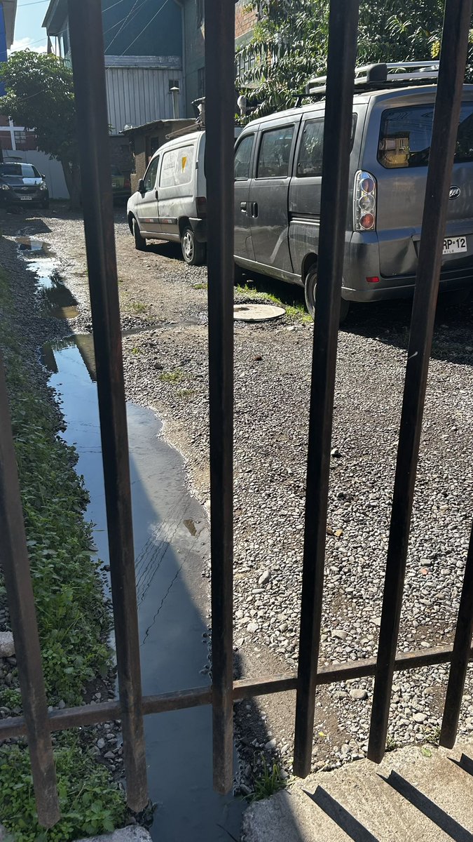 Margarita_Gonz's tweet photo. @aguas_andinas otra vez está saliendo el agua de la cámara que está entre calle Santa Mercedes  y Pasaje Quebrada el Carrizo en la comuna de San Bernardo, esta cámara colapsa cada dos semanas aproximadamente. @SanBernardocl https://t.co/ASEABzs2qK
