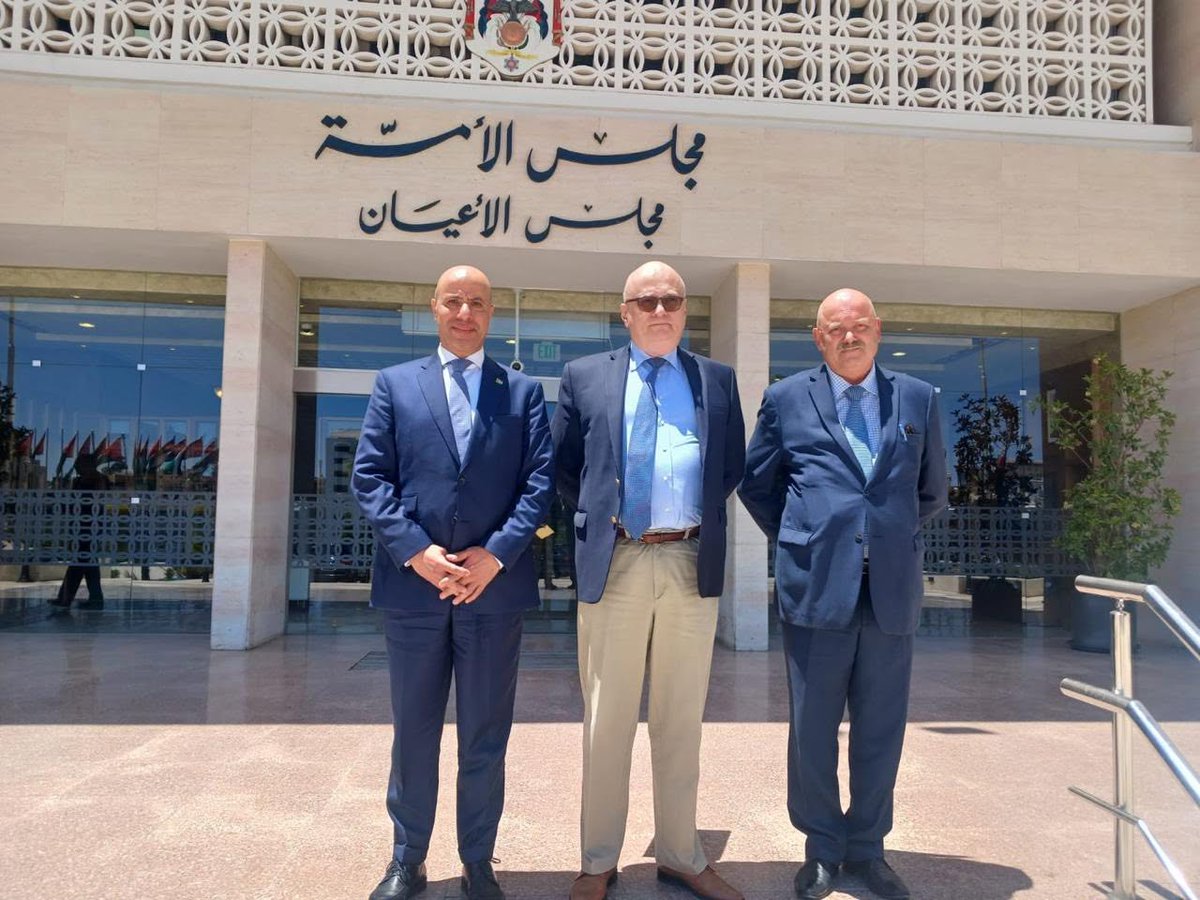 Senatejordan's tweet photo. عمّان 7 حزيران( مجلس الأعيان )_ بحث رئيس لجنة الصداقة الأردنية - الروسية في مجلس الأعيان، العين شرحبيل ماضي، مع السفير الروسي لدى المملكة غليب ديسياتنيكوف، سبل تعزيز العلاقات الثنائية بين البلدين الصديقين، مع التركيز على تنشيط القطاع السياحي واستعادة حركة السياحة الروسية إلى المملكة.
وأكد ماضي أهمية إعادة تشغيل رحلات الطيران العارض وزيادة التعاون في مجالات السياحة الدينية والعلاجية والثقافية، مستعرضاً الفرص التي توفرها احتفالات الأردن بالألفية الثانية لعماد السيد المسيح عام 2030.
من جانبه، أشاد السفير الروسي بالمقومات السياحية الأردنية، مؤكداً دعم بلاده للترويج للمملكة كوجهة سياحية واستثمارية، واتفق الجانبان على إعداد خطة عمل مشتركة لتنشيط التعاون السياحي واستعادة الزخم السابق للسياحة الروسية إلى المملكة.

التفاصيل : https://t.co/17ufrDX8VS
#مجلس_الأعيان_الأردني #عمان #الاردن