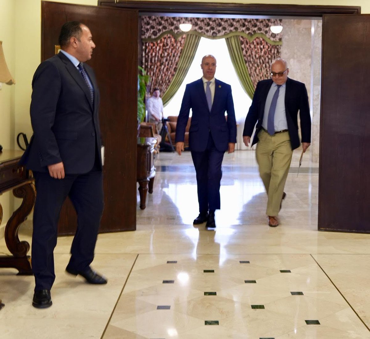 Senatejordan's tweet photo. عمّان 7 حزيران( مجلس الأعيان )_ بحث رئيس لجنة الصداقة الأردنية - الروسية في مجلس الأعيان، العين شرحبيل ماضي، مع السفير الروسي لدى المملكة غليب ديسياتنيكوف، سبل تعزيز العلاقات الثنائية بين البلدين الصديقين، مع التركيز على تنشيط القطاع السياحي واستعادة حركة السياحة الروسية إلى المملكة.
وأكد ماضي أهمية إعادة تشغيل رحلات الطيران العارض وزيادة التعاون في مجالات السياحة الدينية والعلاجية والثقافية، مستعرضاً الفرص التي توفرها احتفالات الأردن بالألفية الثانية لعماد السيد المسيح عام 2030.
من جانبه، أشاد السفير الروسي بالمقومات السياحية الأردنية، مؤكداً دعم بلاده للترويج للمملكة كوجهة سياحية واستثمارية، واتفق الجانبان على إعداد خطة عمل مشتركة لتنشيط التعاون السياحي واستعادة الزخم السابق للسياحة الروسية إلى المملكة.

التفاصيل : https://t.co/17ufrDX8VS
#مجلس_الأعيان_الأردني #عمان #الاردن
