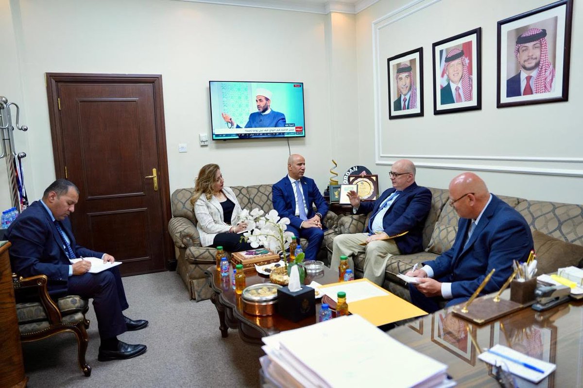 Senatejordan's tweet photo. عمّان 7 حزيران( مجلس الأعيان )_ بحث رئيس لجنة الصداقة الأردنية - الروسية في مجلس الأعيان، العين شرحبيل ماضي، مع السفير الروسي لدى المملكة غليب ديسياتنيكوف، سبل تعزيز العلاقات الثنائية بين البلدين الصديقين، مع التركيز على تنشيط القطاع السياحي واستعادة حركة السياحة الروسية إلى المملكة.
وأكد ماضي أهمية إعادة تشغيل رحلات الطيران العارض وزيادة التعاون في مجالات السياحة الدينية والعلاجية والثقافية، مستعرضاً الفرص التي توفرها احتفالات الأردن بالألفية الثانية لعماد السيد المسيح عام 2030.
من جانبه، أشاد السفير الروسي بالمقومات السياحية الأردنية، مؤكداً دعم بلاده للترويج للمملكة كوجهة سياحية واستثمارية، واتفق الجانبان على إعداد خطة عمل مشتركة لتنشيط التعاون السياحي واستعادة الزخم السابق للسياحة الروسية إلى المملكة.

التفاصيل : https://t.co/17ufrDX8VS
#مجلس_الأعيان_الأردني #عمان #الاردن