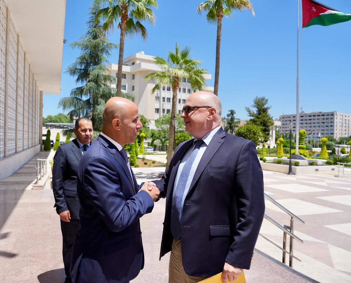 Senatejordan's tweet photo. عمّان 7 حزيران( مجلس الأعيان )_ بحث رئيس لجنة الصداقة الأردنية - الروسية في مجلس الأعيان، العين شرحبيل ماضي، مع السفير الروسي لدى المملكة غليب ديسياتنيكوف، سبل تعزيز العلاقات الثنائية بين البلدين الصديقين، مع التركيز على تنشيط القطاع السياحي واستعادة حركة السياحة الروسية إلى المملكة.
وأكد ماضي أهمية إعادة تشغيل رحلات الطيران العارض وزيادة التعاون في مجالات السياحة الدينية والعلاجية والثقافية، مستعرضاً الفرص التي توفرها احتفالات الأردن بالألفية الثانية لعماد السيد المسيح عام 2030.
من جانبه، أشاد السفير الروسي بالمقومات السياحية الأردنية، مؤكداً دعم بلاده للترويج للمملكة كوجهة سياحية واستثمارية، واتفق الجانبان على إعداد خطة عمل مشتركة لتنشيط التعاون السياحي واستعادة الزخم السابق للسياحة الروسية إلى المملكة.

التفاصيل : https://t.co/17ufrDX8VS
#مجلس_الأعيان_الأردني #عمان #الاردن