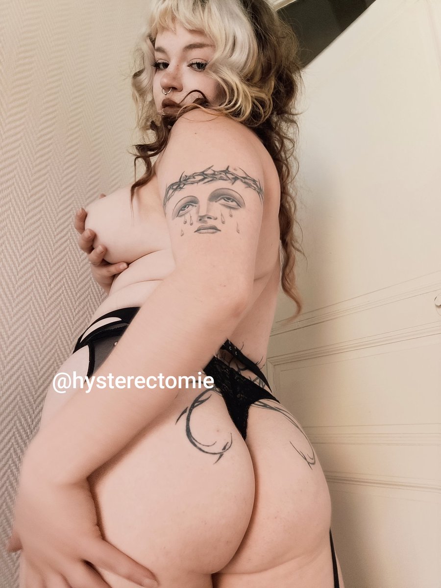 HysterecTomiex's tweet photo. Le truc c'est que je compte être célibataire biiiiiiien longtemps.

You're favorite girl next door is awaiting some new adventures 

Jouer avec des alpha et jouer avec des beta... https://t.co/MpcKmfUAmS