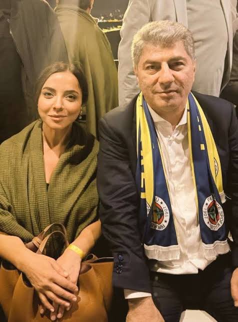 ajansJargon's tweet photo. Hakan Safi’ye yakınlığıyla bilinen Lûbe Ayar’ın paylaşımı:

♦Mehmet Ağar, Tahir Kıran, Cavit Çağlar, Nihat Özdemir, Dursun Özbek, Ünal Aysal, Rezan Epözdemir, Robert Yıldırım ve Cihat Yaycı ile aynı anda mutlu olamam.

♦Bu mümkün değil, biliyorsunuz bunu... 

♦Ne  yaptığınızın farkında bile değilsiniz! 

♦Yine de şahitsiniz; 15 yıldır elimden gelenden fazlasını yaptım!

♦Ama uyanmak istemeyen birini uyandırmak mümkün değilmiş.

♦Bundan sonra parmağımı bile oynatmam. 

♦Selametle!