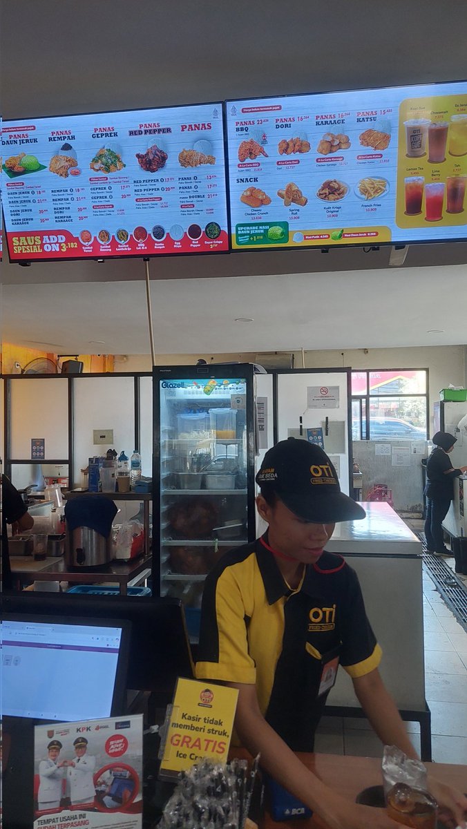 mntisyn's tweet photo. Mencoba fried chicken OG nya Semarang. Enaak lagi hahha sambel bawangnya mantep ketimbang sambel terasi. Yg kupesen itu dptnya sambel terasi, tapi nyicip pnya rekan eh enak.

Nyobainnya lokasi ini : 
https://t.co/szEr4XmALC https://t.co/1iOMlAc7wb