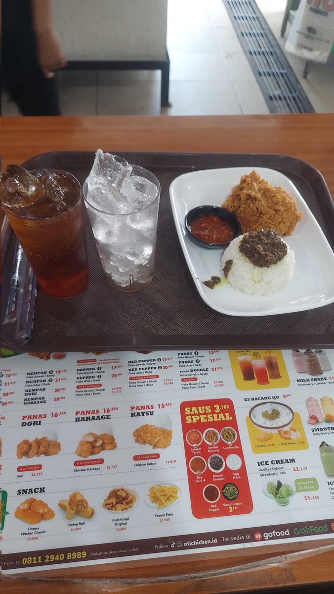 mntisyn's tweet photo. Mencoba fried chicken OG nya Semarang. Enaak lagi hahha sambel bawangnya mantep ketimbang sambel terasi. Yg kupesen itu dptnya sambel terasi, tapi nyicip pnya rekan eh enak.

Nyobainnya lokasi ini : 
https://t.co/szEr4XmALC https://t.co/1iOMlAc7wb