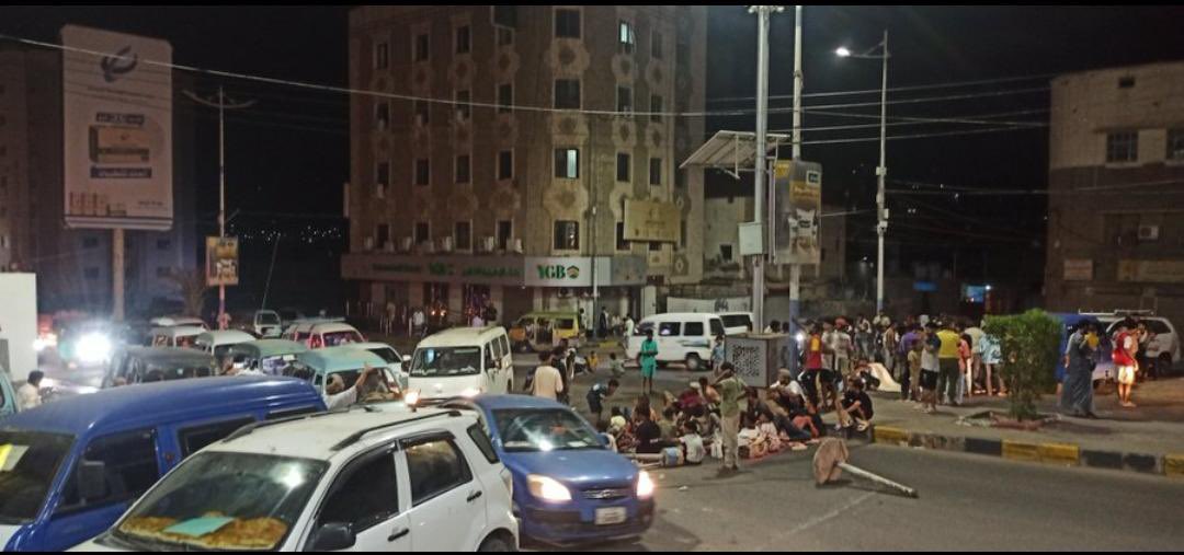 aicaden_tv's tweet photo. #عاجل | احتجاجات غاضبة في العاصمة عدن تنديداً بتردّي الأوضاع وانقطاع التيار الكهربائي
#الجنوب_يغرق_بالازمات_السعوديه
#عدن_المستقلة #AIC https://t.co/RojYm9mrnm