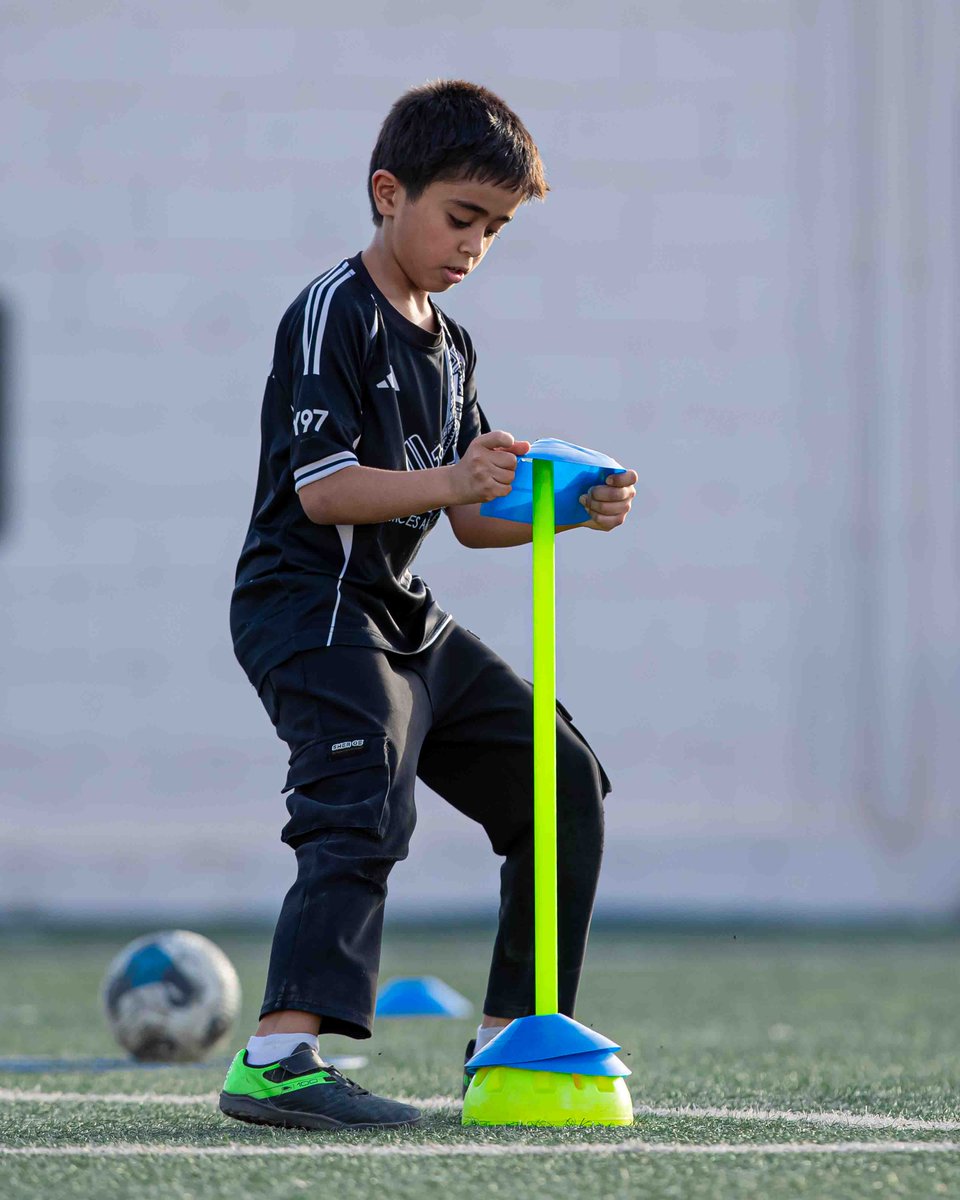 leader1as's tweet photo. ليس كل تدريب يُقاس بالأهداف والنتائج...
بعض التدريبات تُبنى فيها الشخصية، ويُزرع فيها الانضباط، وتُصقل فيها المهارة ⚽️🤍🖤
#أكاديمية_ليدر https://t.co/lfxTIWmc3o