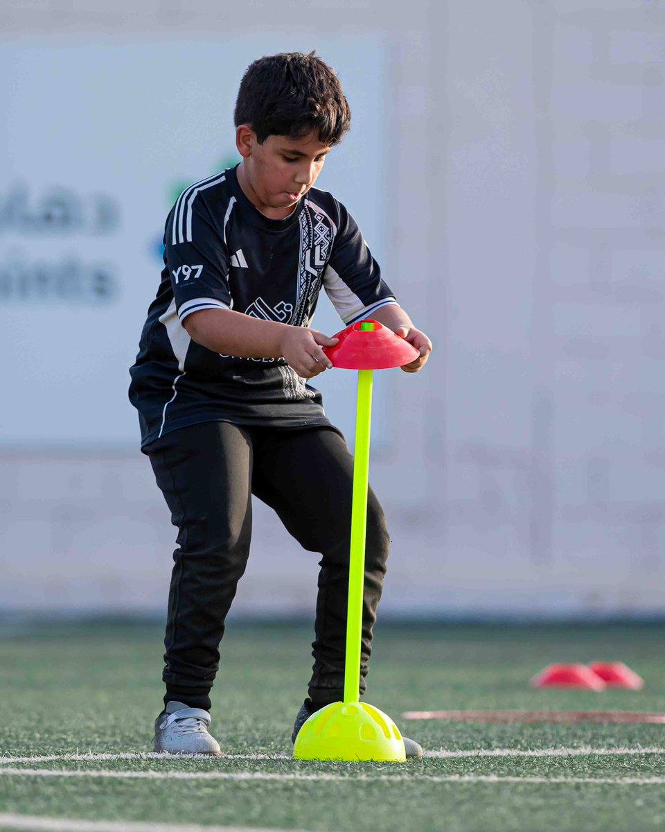leader1as's tweet photo. ليس كل تدريب يُقاس بالأهداف والنتائج...
بعض التدريبات تُبنى فيها الشخصية، ويُزرع فيها الانضباط، وتُصقل فيها المهارة ⚽️🤍🖤
#أكاديمية_ليدر https://t.co/lfxTIWmc3o