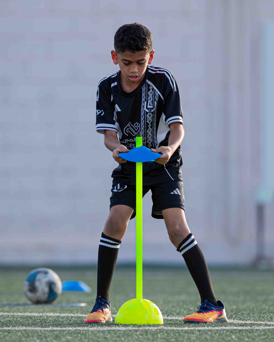 leader1as's tweet photo. ليس كل تدريب يُقاس بالأهداف والنتائج...
بعض التدريبات تُبنى فيها الشخصية، ويُزرع فيها الانضباط، وتُصقل فيها المهارة ⚽️🤍🖤
#أكاديمية_ليدر https://t.co/lfxTIWmc3o