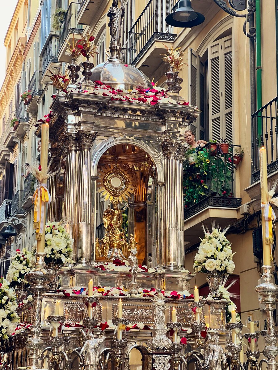 cfdmisericordia's tweet photo. ✝️ #CorpusChristi | Una representación de nuestra Cofradía ha participado en la procesión del Corpus Christi por las calles de nuestra ciudad, acompañando a Jesús Sacramentado. 

@DiocesisMalaga 

#CofradíasMLG https://t.co/K5Tcyjatv0