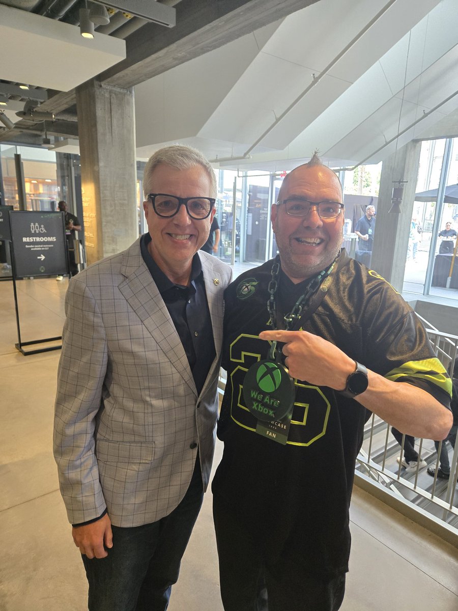 MrboomstickXL's tweet photo. What an AWESOME moment to see the RETURN of @majornelson to @XBOX! A HUGE thank you to @asha_shar @mattbooty @aarongreenberg and @jronald for making it happen! #WeAreXBOX https://t.co/T1IMiGzo7D