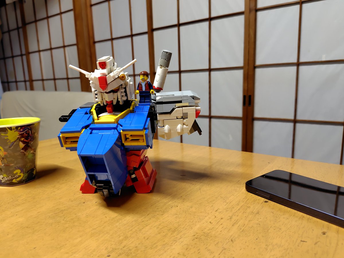 hiebow2's tweet photo. 鎖骨のラインをプレート2枚分削った。肩アーマーももこれでええ。

色も反対側の肩も揃っとらんけど、ゴールラインはもう切った。実質これがレゴのミニフィギュアスケールガンダムRX-78-2胸像の完成形じゃ！！
#LEGO https://t.co/iFXCFVY1nJ