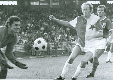 slaviaOTD's tweet photo. 9. června 1945 se narodil útočník Robert Segmüller. V letech 1974-1978 sehrál ve Slavii 270 zápasů, 122 ligových a vstřelil 177⚽️. Vítěz Českého poháru ze sezony 1973/74, ve dvoukolovém finále vsítil proti Spartě 2⚽️. V letech 1975-1978 vždy nejlepší střelec Slavie v lize. https://t.co/EEYItsJSrn