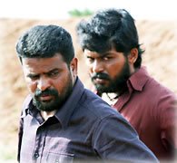 Nandhan_Talkz's tweet photo. பருத்திவீரன் பஞ்சாயத்தால் நிறைவேறாத ஆசை பற்றி அமீர் :

என் மனைவி இதுவரை எந்த நடிகரையும் பார்க்க வேண்டும் எனக் கேட்டதே இல்லை.

அவர் கேட்ட ஒரே விஷயம் நடிகர் சிவக்குமாரைப் பார்க்க வேண்டும் என்பதுத���ன். எனக்கு மிகவும் நெருக்கமான உறவு அவர்.

'பருத்திவீரன்' படம் நடந்து கொண்டிருக்கிறது. சரி படம் முடிந்த பின்னர் அழைத்து செல்லலாம் என நினைத்து காத்திருந்தேன்.

ஆனால் படம் முடிந்த பிறகு நடந்த சம்பவம் எல்லாம் அனைவருக்கும் தெரியுமே. இன்று வரை சிவக்குமார் சாரிடமும் என் மனைவி அவரைச் சந்திக்க விரும்பினார் என்பதையும் சொல்லவே இல்லை. எனவே இந்த விஷயமும் நடக்காமல் போய்விட்டது

--- அமீர்

ஏ���்பா அதான் பஞ்சாயத்தெல்லாம் முடிஞ்சு இப்போ ராசி ஆயிட்டீங்கள்ல...

அப்புறம் புதைஞ்சு போன பஞ்சாயத்தை எதுக்கு அடிக்கடி கிண்டி விட்டுட்டே இருக்காப்ல 🙄