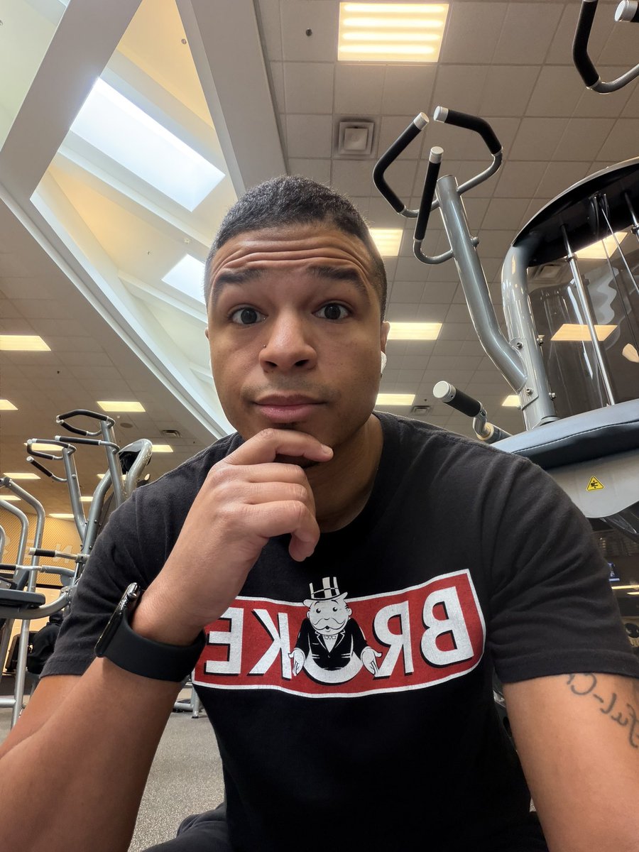 LegendaryLCDx's tweet photo. What happened to modesty at the gym? Almost every girl in here is wearing shorts/pants so tight their vaginas just straight up hanging out at this point and they don’t care 🤣 https://t.co/fwFRth4KV9