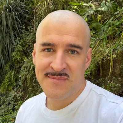 normekk's tweet photo. @izaklive Chyba mnie coś ominęło. Dlaczego wyglądasz jak posiadacz furgonetki z napisem "FREE CANDY"? https://t.co/kjQl9DrqIx