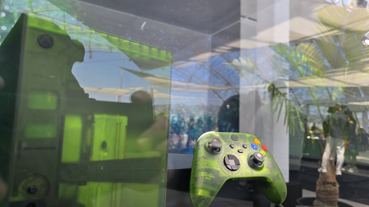 JezCorden's tweet photo. Some highly reflective pics of the Xbox Series X25 LE console. https://t.co/u3FWwofn2X