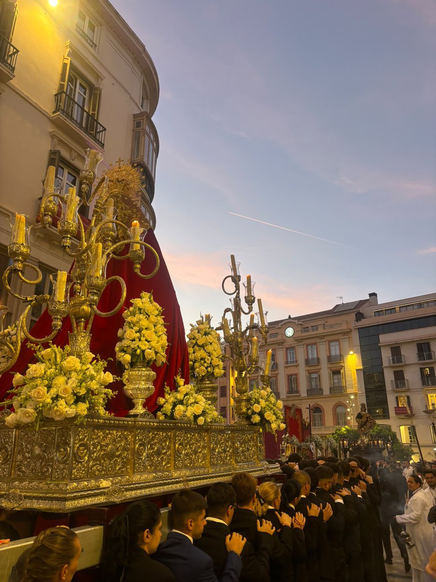 Banda_Mena's tweet photo. #CofradíasMLG | La vuelta de @VerdadySagrario se recoge con música como:

🎷 “Reina de Carranque”
🎺 “Corpus Christi”
🎷 “Se siempre nuestra Esperanza”

📍 Calle Larios

#BMSoledadMena ⚜️ https://t.co/9EanNb4wbC