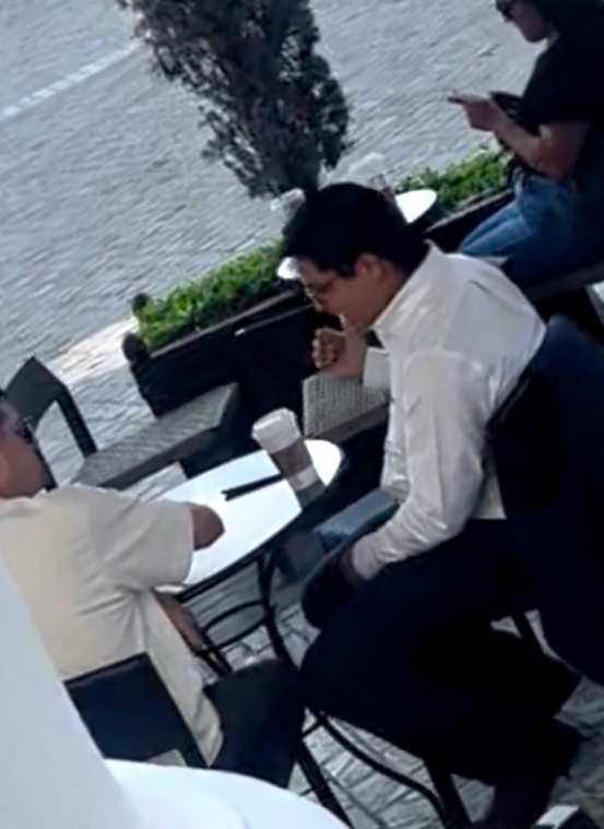 RomaNatasha1989's tweet photo. Miren esta hermosa foto del dipukid Chocomoco en Cayalá con su date del sábado. 

Hablaron de nuevos proyectos de corrupción y  de formas nueva para seguir robando (ya se que dijeron). Mientras hablaban por horas se miraban con cariño. 

Que lindo es el amor! 

PD: Diputado eso de estar planificando como robar más dinero, eso si no me gusto! Besitos @RaicesGL