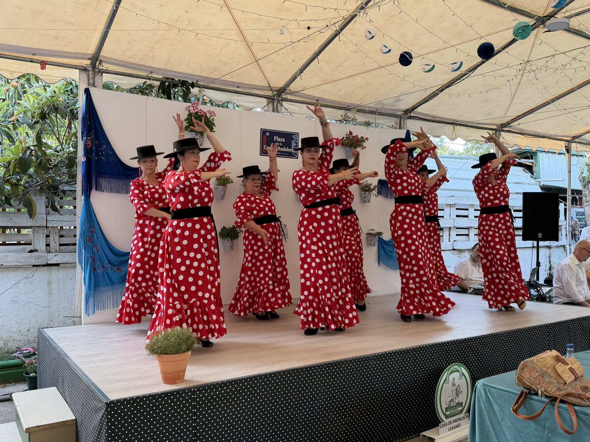 AytoLeganes's tweet photo. 🌹💚🤍💚 Clausurada la Feria de Primavera de la @CasaAndalucia de #Leganés con la elección de las reinas y los reyes las distintas categorías de edad que representarán a la entidad durante el próximo curso en sus actos oficiales

🎶💃 Además, hemos disfrutado de la actuación del grupo folclórico de la entidad regional

➡️ Han acompañado esta jornada el alcalde de Leganés @marecuencopp y el primer teniente de alcalde @CarlosULEG